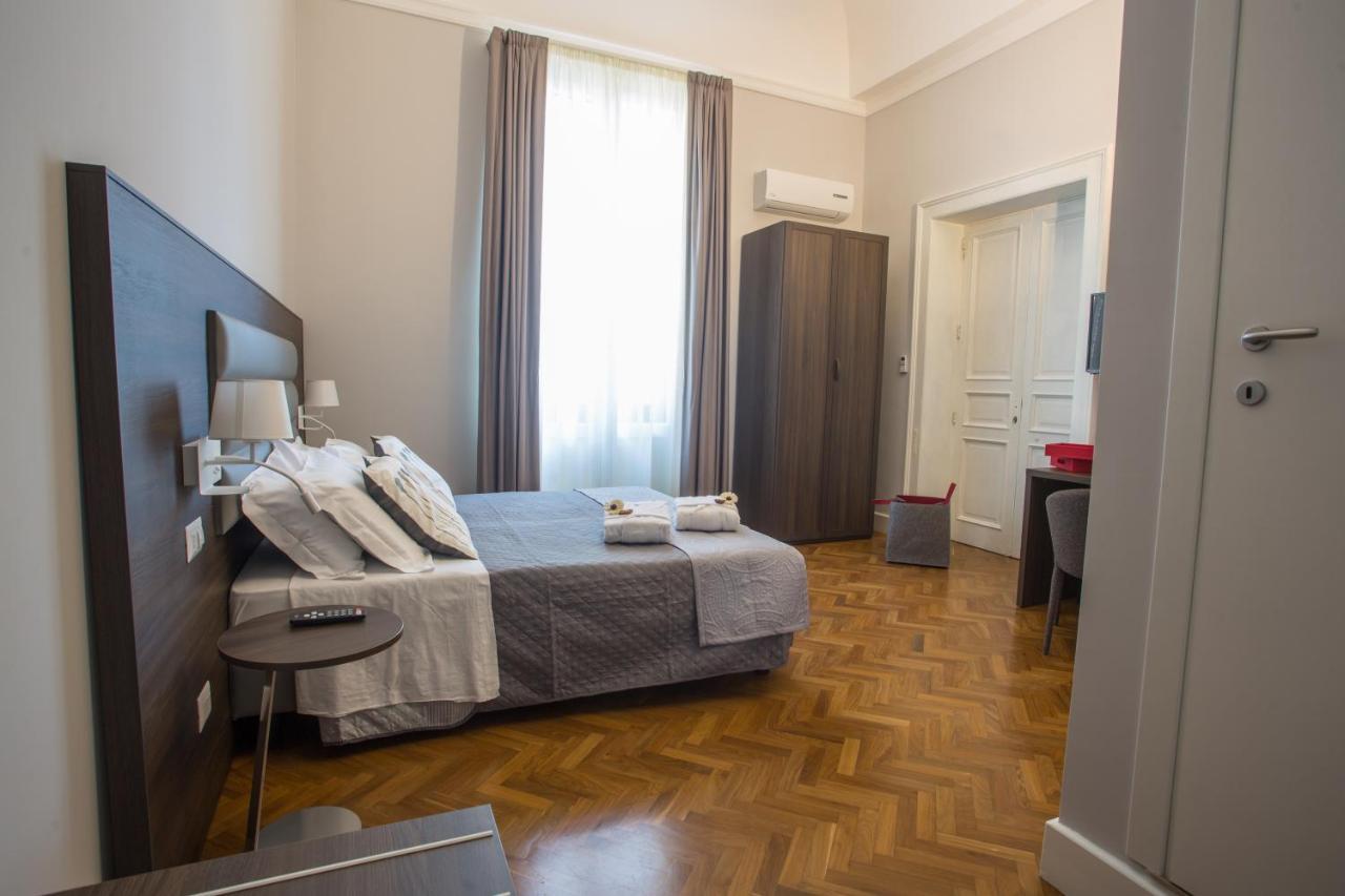 Re Vittorio De Luxe Panzió Messina Kültér fotó