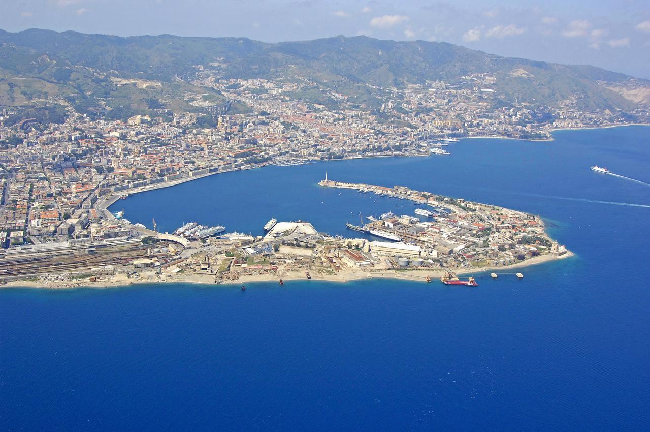 Re Vittorio De Luxe Panzió Messina Kültér fotó
